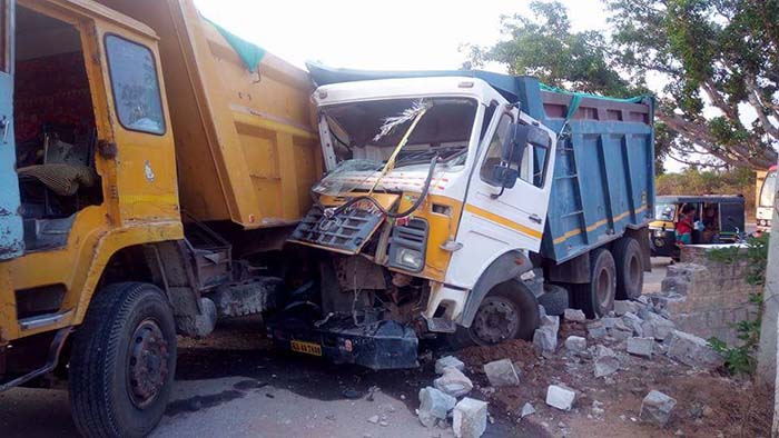 ಕೆ.ಆರ್.ಪೇಟೆ: ಲಾರಿಗಳ ನಡುವೆ ಢಿಕ್ಕಿ; ನಾಲ್ವರು ಗಂಭೀರ